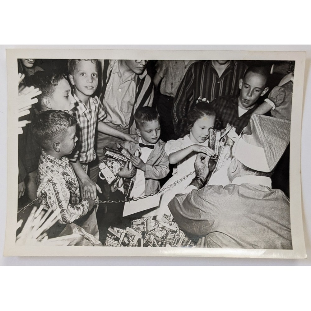 Vintage c1950s Photo Santa Claus Giving Cracker Jacks & Fritos to Kids Christmas